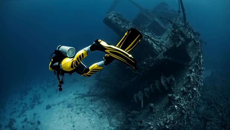 Una persona practicando buceo en Egipto cerca de un barco hundido