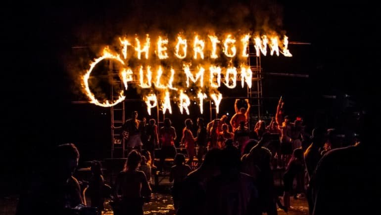 Imagen de la Full Moon Party durante la noche