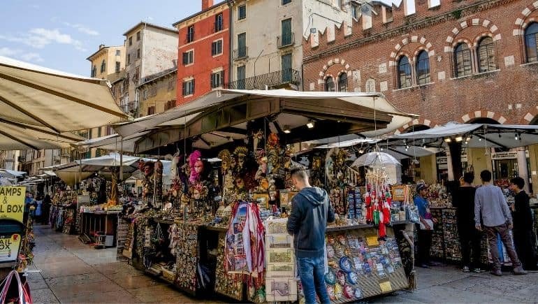 Ahorrar dinero en un mercado callejero