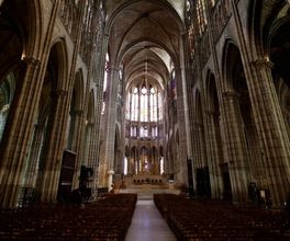 Entrada a la basílica de Saint-Denis sin colas