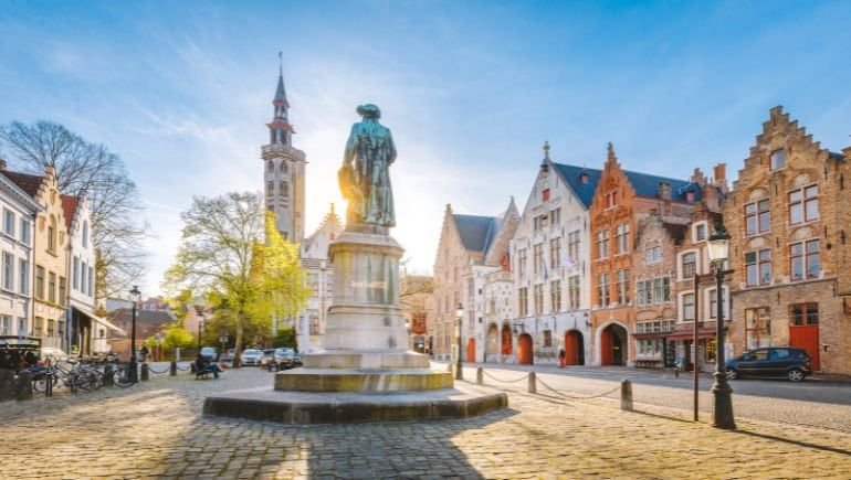 Estatua de Jan van Eyck en una plaza de Brujas