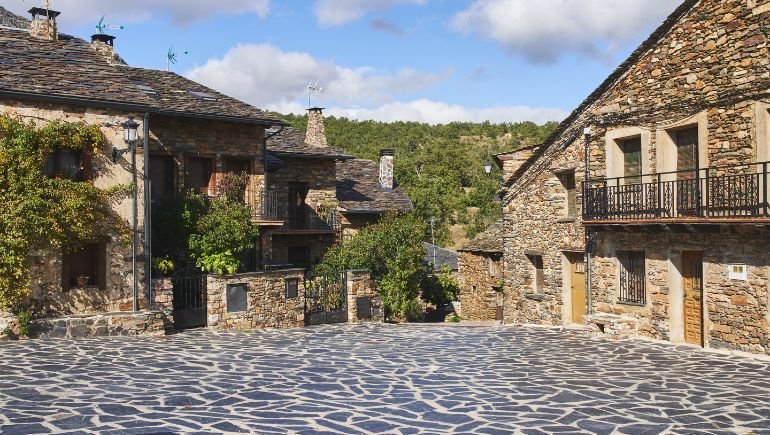 Valverde de los Arroyos, Pueblos Negros de Guadalajara