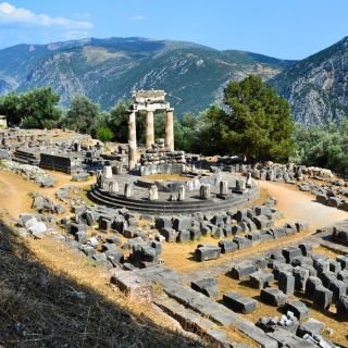 ¿Este es acaso uno de los destinos más interesantes del mundo? 🤔  🌟 ¡Descubre el misterio de Delfos, Grecia! 🔮✨ Si eres un/a aventurero/a en busca de destinos mágicos, ¡no puedes perderte este lugar lleno de historia y leyenda! 🏛️💫  👀 ¿Sabías que en la antigüedad, Delfos era considerado el ombligo del mundo según la mitología griega? Sí, ¡así de importante era! 🌍💖 Se decía que era el lugar donde la Tierra se conectaba con el cielo y la morada de la poderosa pitonisa 🐍💬.  🔮 Los antiguos griegos acudían a Delfos para recibir consejos de Apolo a través de las predicciones de la pitonisa. 🗿🔥 ¡Imagínate recibir respuestas a tus preguntas más intrigantes en este lugar histórico!  🌿 Pero no todo es misterio en Delfos. ¡Las vistas son alucinantes! Situado en lo alto de una colina, tendrás panorámicas espectaculares del valle y el mar. 🌅🌳 No olvides tu cámara para capturar la magia de este lugar.  🚶♂️🚶♀️ Y para lxs amantes del senderismo, hay rutas increíbles que te llevarán por los alrededores de Delfos. ¡Es una experiencia que te conectará con la naturaleza y la historia a la vez! 🏞️👟  🌟✈️ ¿Quieres saber más sobre este sitio arqueológico? ¡Visita bloudit.com! 🇬🇷💙  #Delfos #Grecia #Historia #Bloudit #viajar #viajes #viajeros #destinos #vacaciones #turismo #exploraelmundo #travel #beautifuldestinations #instatravel #travel #bucketlist #cultura