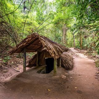 📸 Descubriendo lo Indescubrible: Los Túneles de Cu Chi en Vietnam 🇻🇳  Bajo la tierra de Cu Chi, se esconde una historia profunda y compleja. Estos laberintos subterráneos, usados por los guerrilleros vietnamitas durante la guerra, son testimonio de resistencia, ingenio y supervivencia. Más que solo túneles, son un símbolo de la lucha y la determinación de un pueblo. 🌱  Adéntrate en esta red subterránea y descubre cómo miles vivieron, lucharon y sobrevivieron en condiciones extremas. Es una experiencia que te llevará de vuelta en el tiempo y te brindará una perspectiva única sobre uno de los episodios más conmovedores de la historia moderna. ⏳  ¿Quieres saber más sobre esta maravilla subterránea y su impacto en la historia vietnamita? 📘 Visita bloudit.com y sumérgete en un viaje de descubrimiento y admiración.  #CuChiTunnels #Vietnam #DescubreVietnam #Bloudit #Historia #viajar #viajes #viajeros #destinos #vacaciones #turismo #exploraelmundo #travel #beautifuldestinations #instatravel #travel #bucketlist #cultura