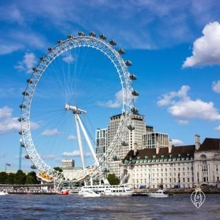 🎡 El "London Eye", también conocido como la Millennium Wheel, es más que una simple atracción turística en el corazón de #Londres. Con una altura imponente de 135 metros, es una de las norias más grandes del mundo, ofreciendo vistas panorámicas inigualables de la ciudad. Cada una de sus 32 cápsulas selladas tiene capacidad para aproximadamente 25 personas, permitiendo a los visitantes disfrutar de una experiencia única e inolvidable.
Si piensas viajar a Londres y quieres saber más sobre la Noria, visita bloudit.com o haz clic en el enlace de las historias destacadas. 🎡🇬🇧  #LondonEye #Inglaterra #NoriadeLondres #Bloudit #viajar #viajes #viajeros #destinos #vacaciones #turismo #exploraelmundo #travel #beautifuldestinations #instatravel #travel #bucketlist #cultura